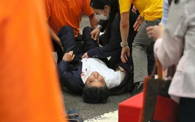 Eski Başbakan'a suikast! Konuşması sırasında göğsünden vuruldu Özel Harekatçıymış