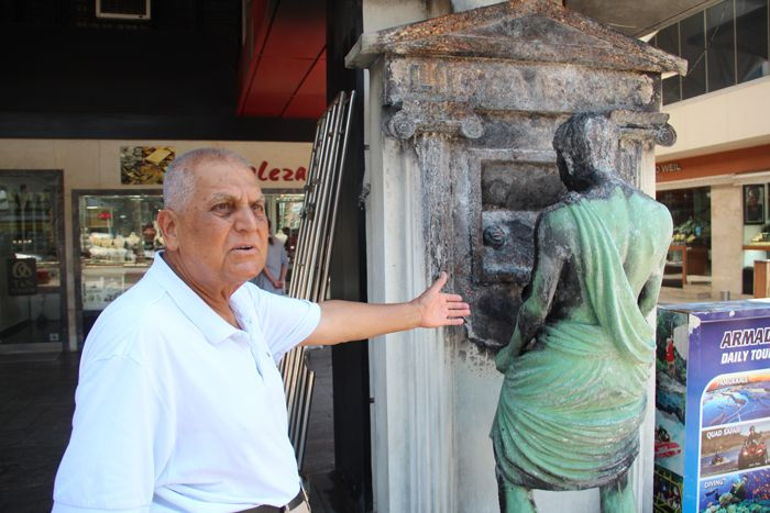 Önce hunharca tekmeledi sonra benzin döküp yaktı! Olay güvenlik kamerasına yansıdı