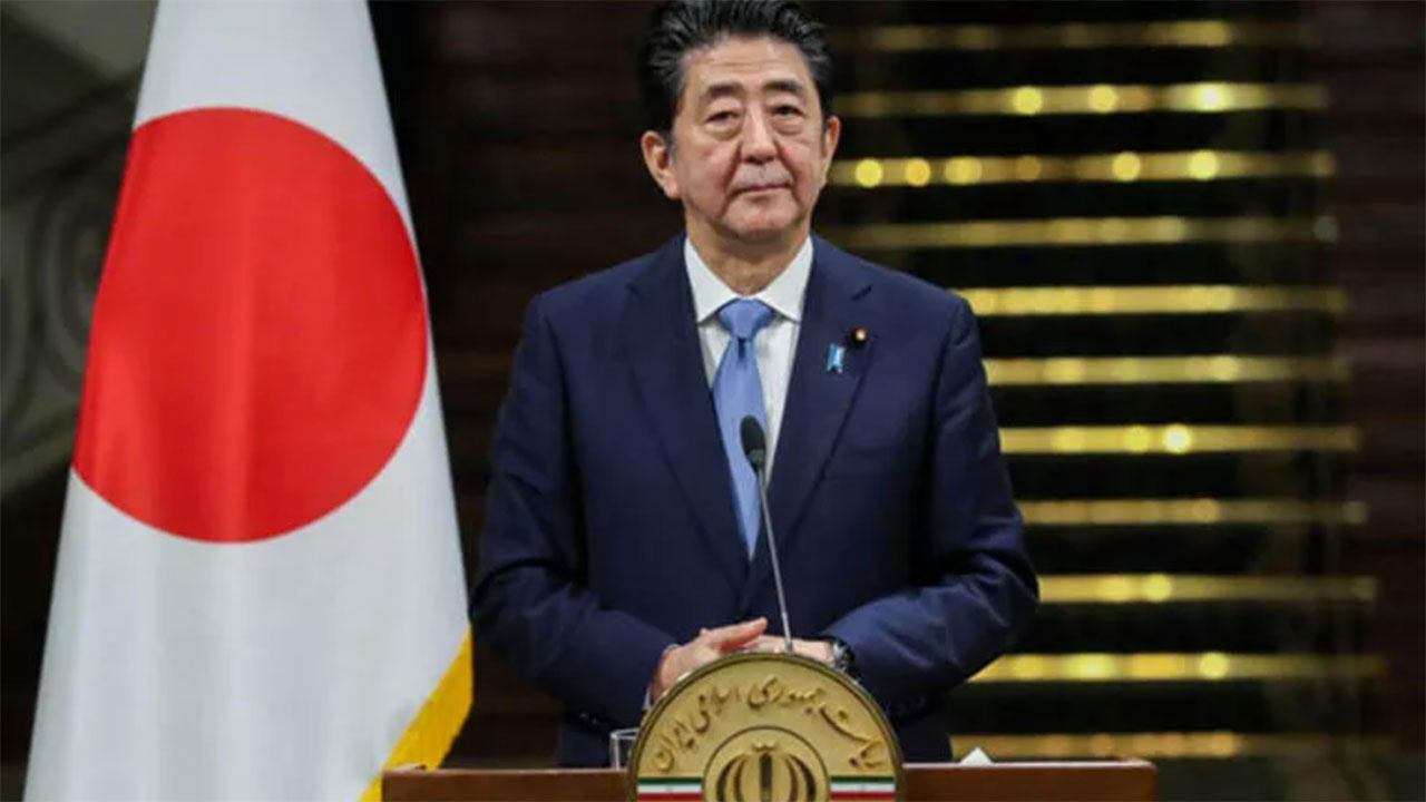 Eski Japonya Başbakanı Shinzo Abe'ye suikast! Konuşması sırasında göğsünden vuruldu