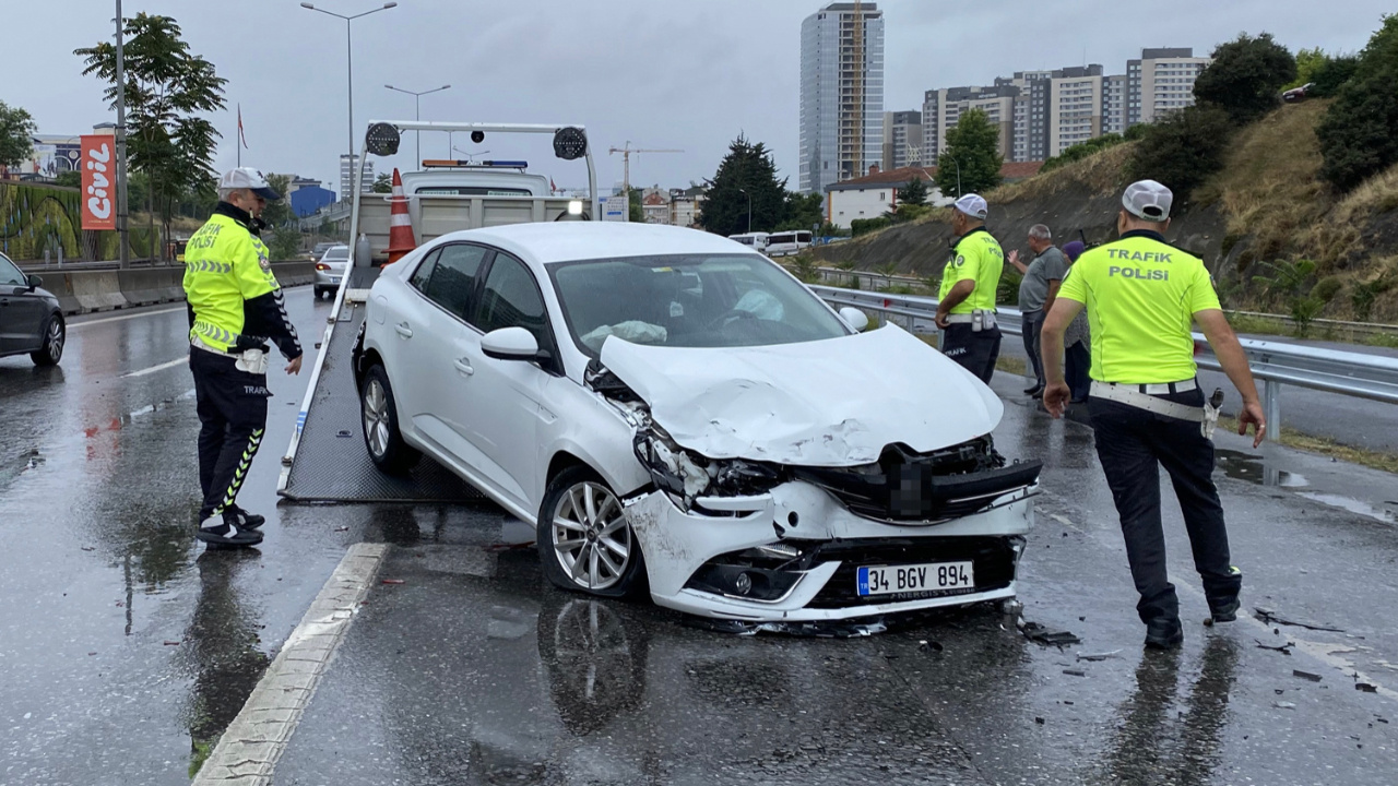 İstanbul'da yağış trafiği felç etti 10 araç birbirine girdi