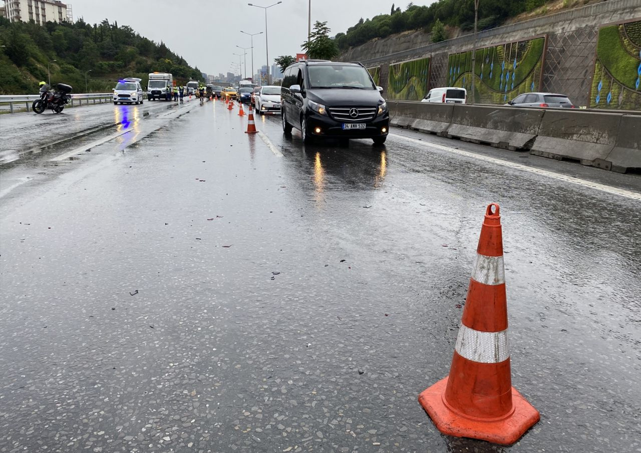 İstanbul'da yağış trafiği felç etti 10 araç birbirine girdi