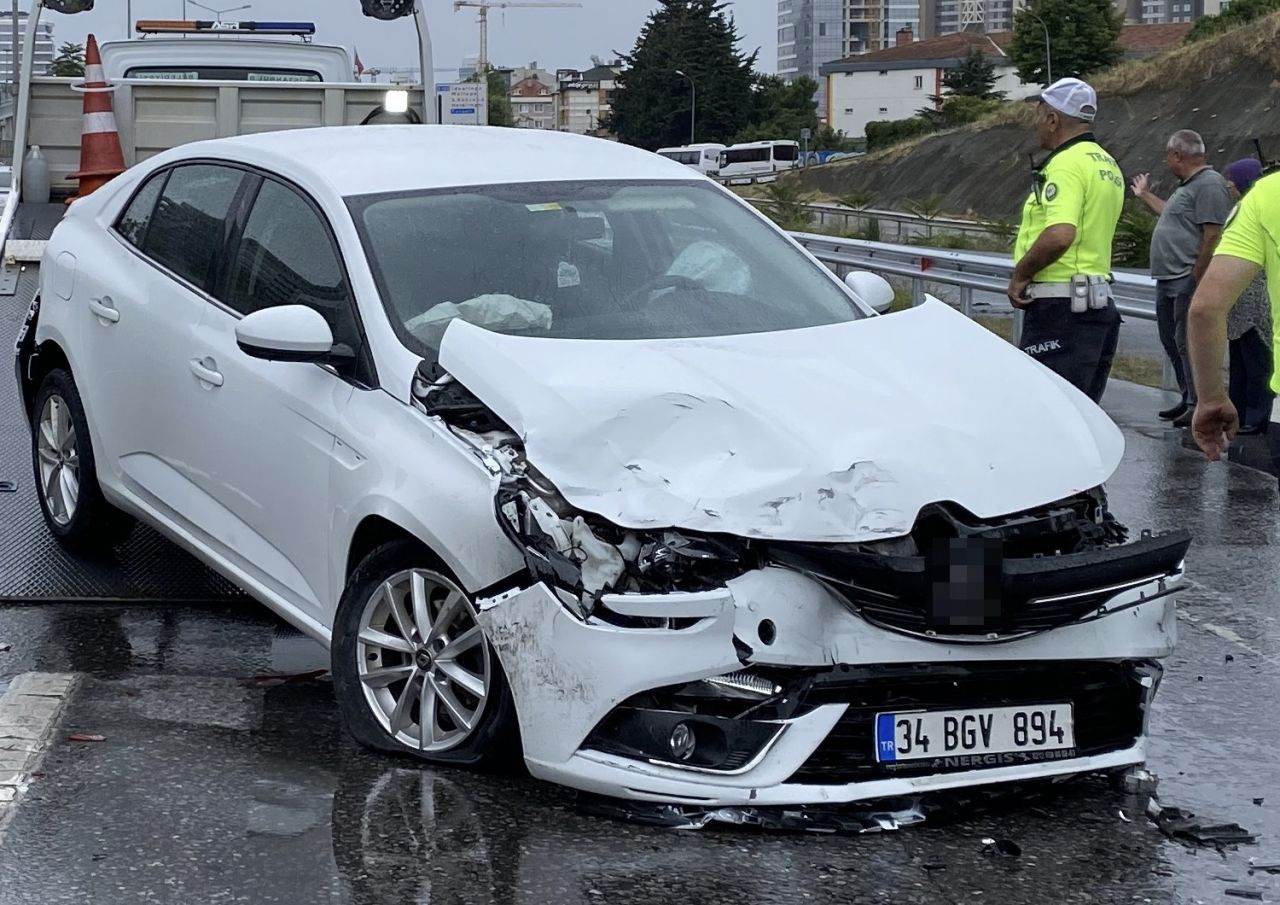 İstanbul'da yağış trafiği felç etti 10 araç birbirine girdi