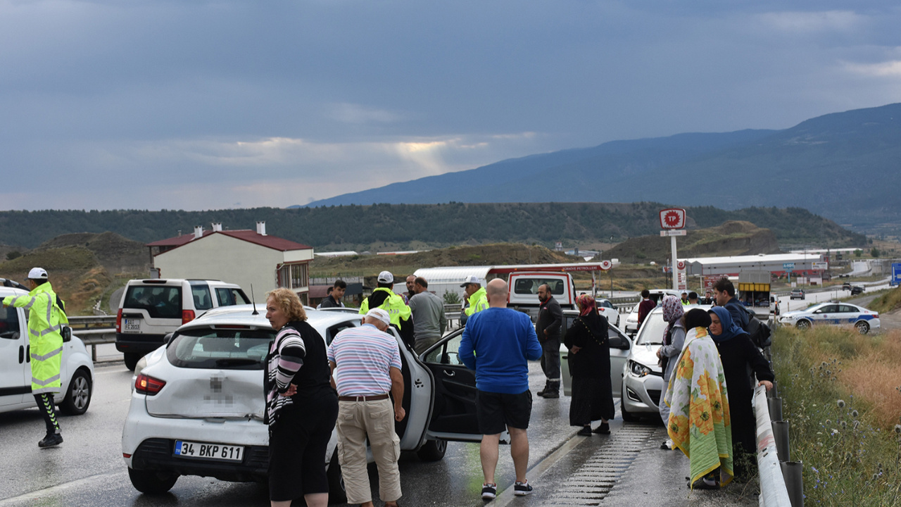 Kastamonu'da bayram ziyareti yolunda 6 araç birbirine girdi: Yaralılar var