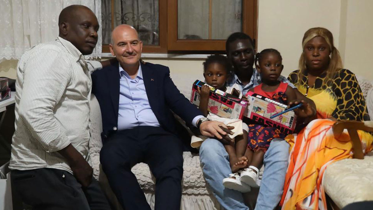 Bakan Soylu metroda sözlü saldırıya uğrayan Senegalli aileyi ziyaret etti