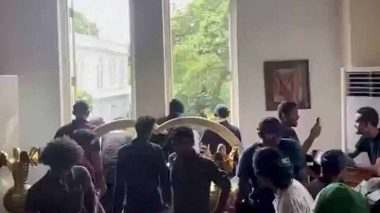 Sri Lanka'da protestocular Cumhurbaşkanı Gotabaya Rajapaksa'nın sarayını bastı