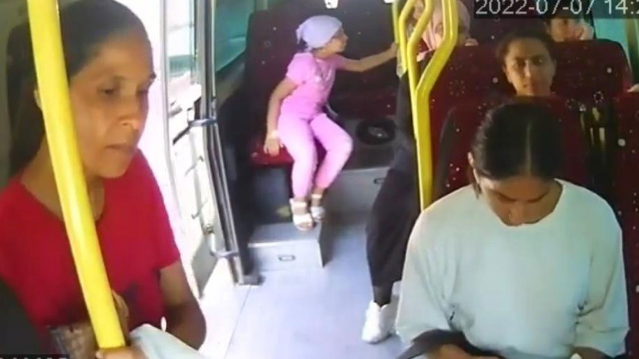 Minibüste açık kalan kapıdan düşen kadın hayatını kaybetti