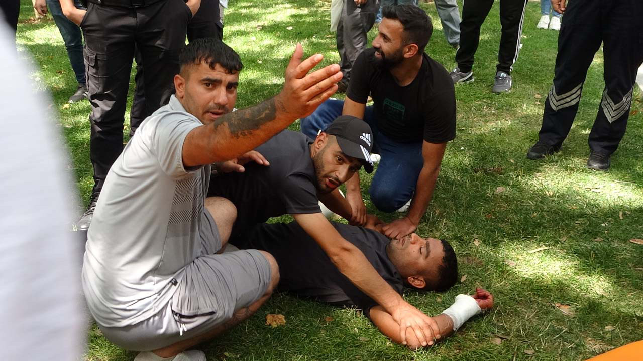 Taksim Gezi Parkı'nda ortalık karıştı Bileklerini keserek intihara kalkıştı