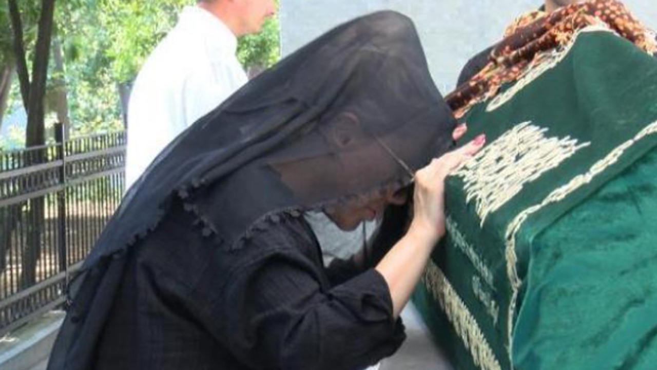 Ceylan, dün vefat eden ablasının cenazesinde gözyaşlarına boğuldu, annesi baygınlık geçirdi!