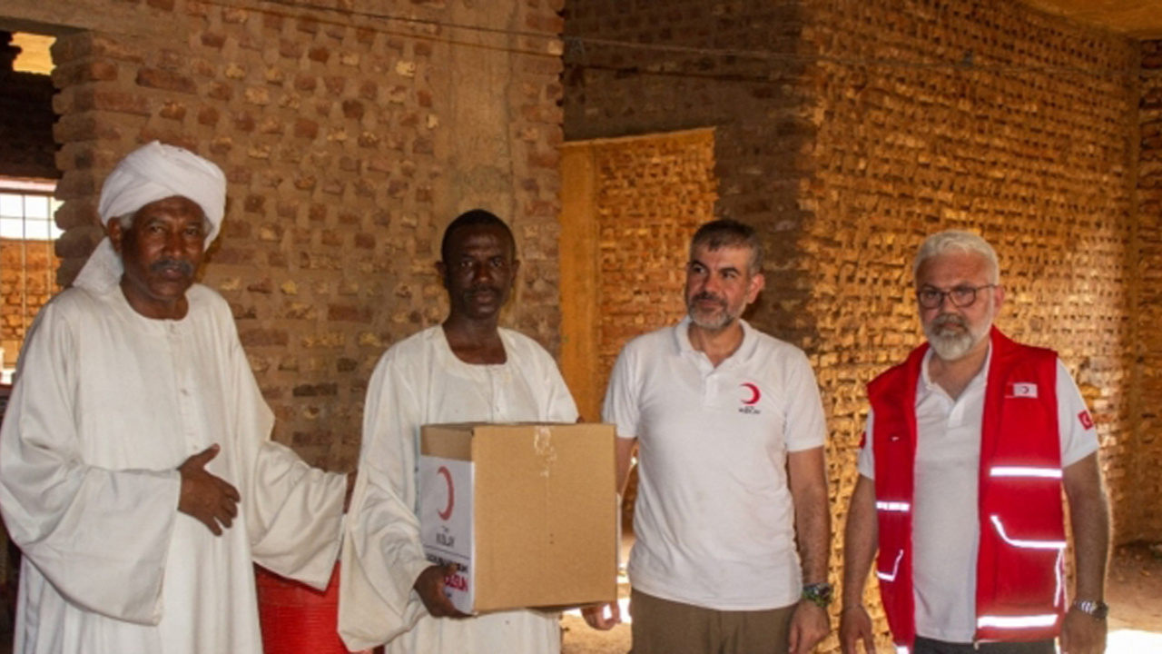 Kızılay, Sudan'da kestiği kurbanlıkları ihtiyaç sahiplerine dağıttı