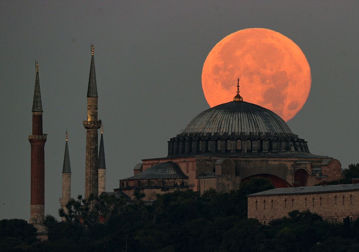 İstanbul'da dolunay Ayasofya ile bütünleşti görsel şölen sundu