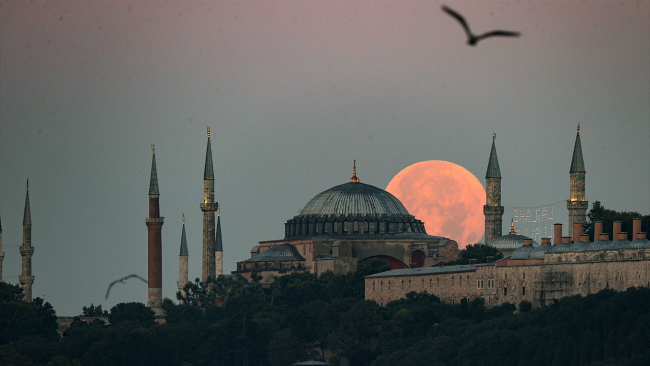 İstanbul'da dolunay Ayasofya ile bütünleşti görsel şölen sundu
