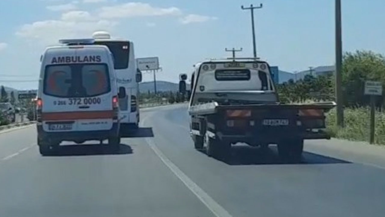 Yolcu otobüs şoförü çıldırttı siren çalan ambulansa yol vermedi o anlar böyle görüntülendi