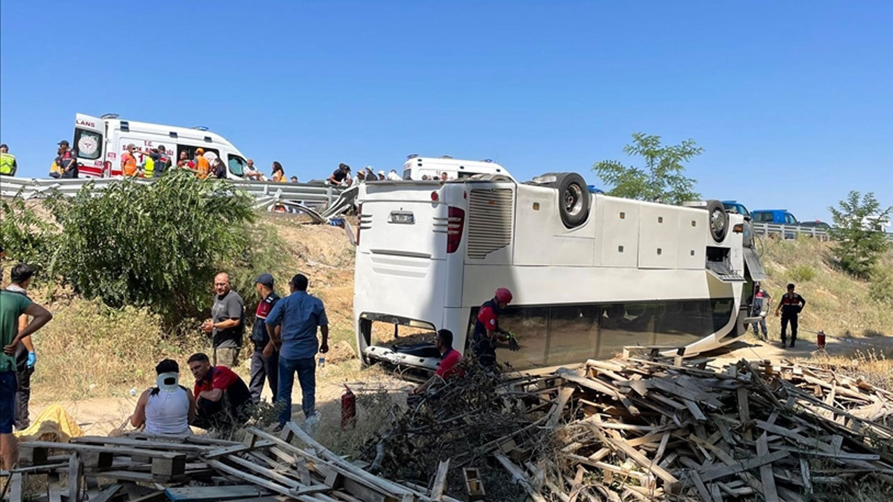 Denizli'de tur otobüsü şarampole devrildi, 41 kişi yaralandı