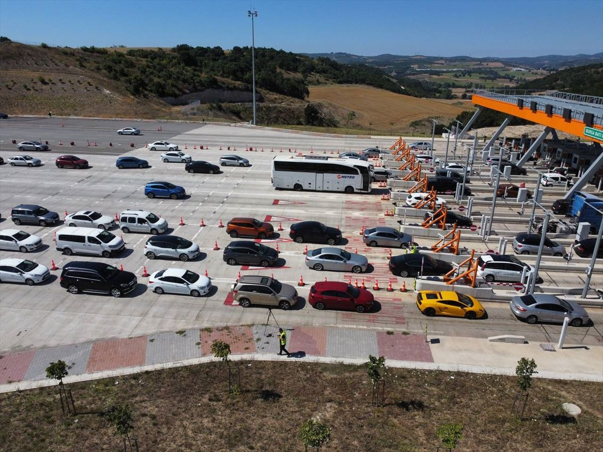 Bayram tatili dönüş trafiği başladı! Yola çıkacaklar dikkat