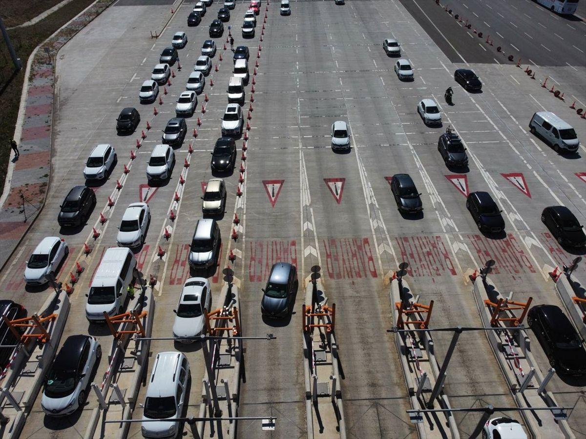 Bayram tatili dönüş trafiği başladı! Yola çıkacaklar dikkat