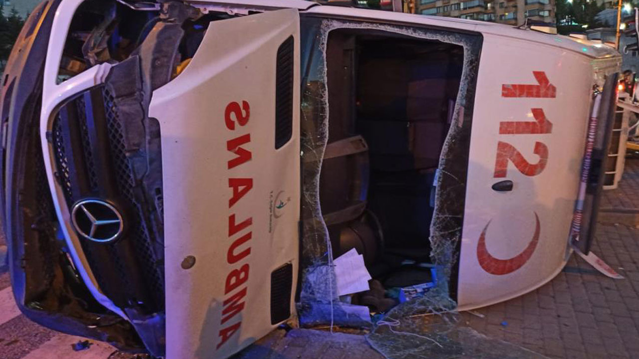 Ankara'da hasta taşıyan ambulans otomobille çarpıştı: Yaralılar var