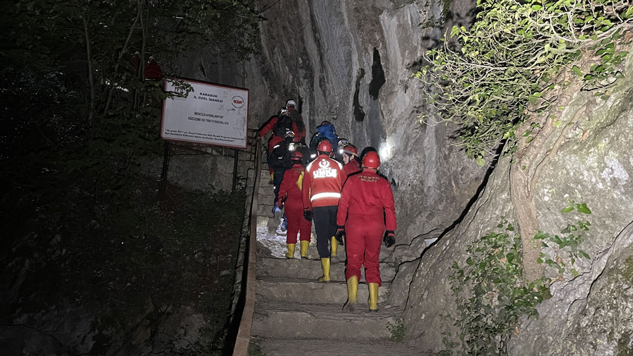 Karabük'te Türkiye'nin 4. büyük mağarası Mencilis'e giren 4 kişi mahsur kaldı