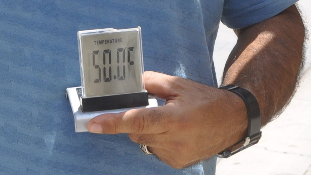 Termometreler 50 dereceyi gördü! Asfalt buharlaştı vatandaş gördüğü her suya koştu