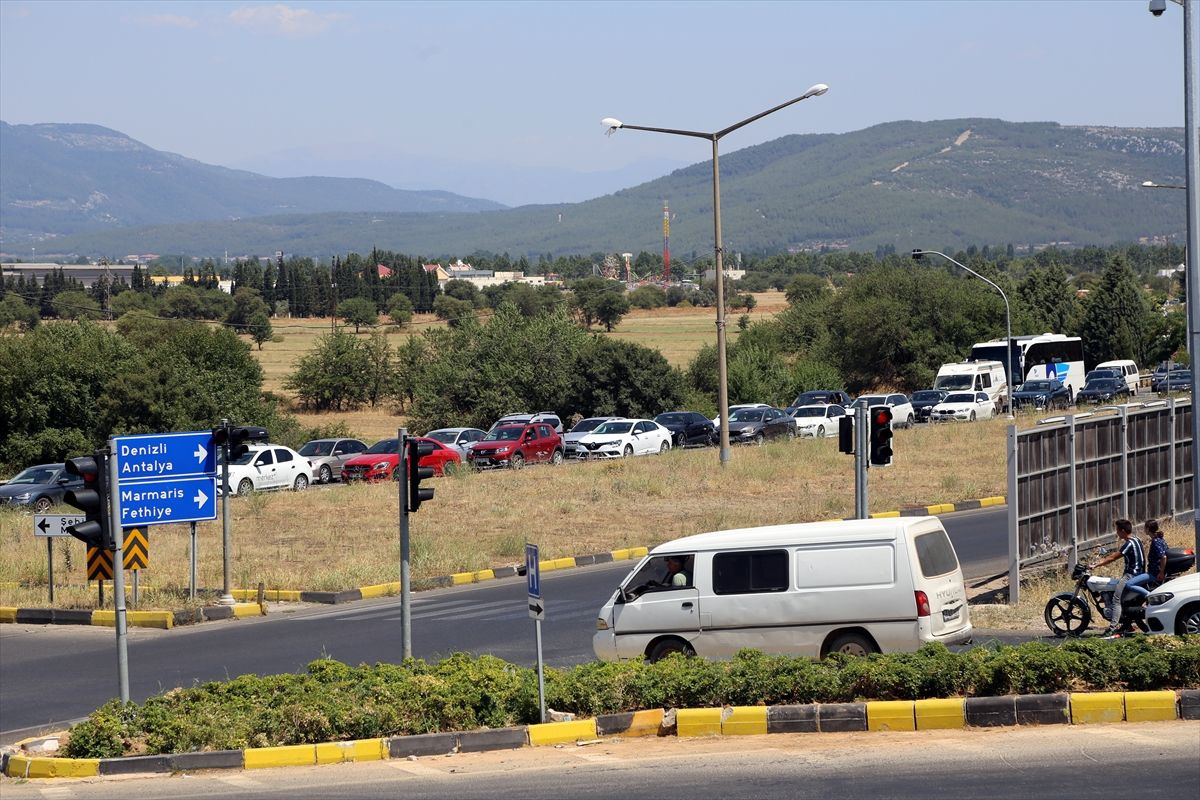 Tatilcilerin dönüş çilesi başladı! Kilometrelerce kuyruk oluştu