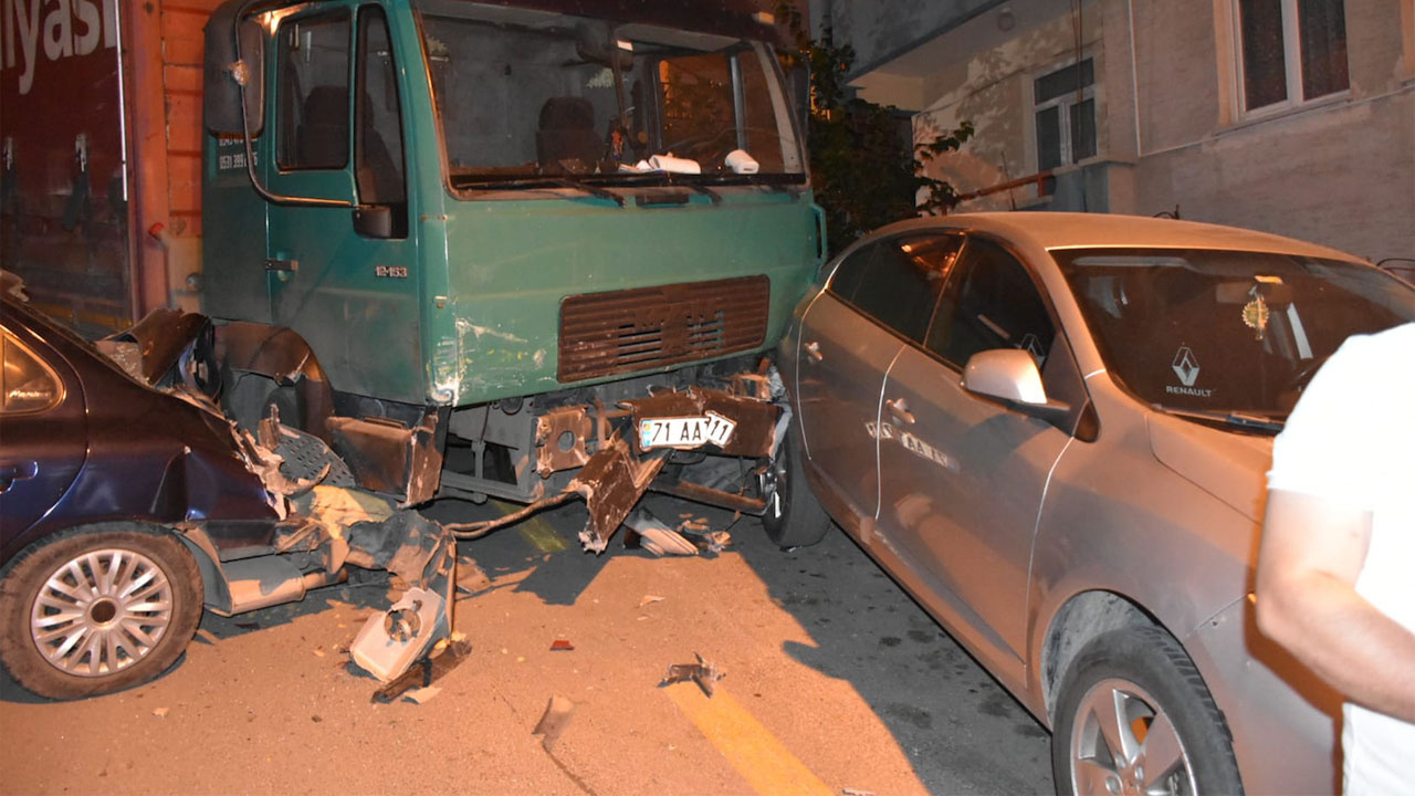 Kırıkkale'de park halindeyken freni boşalan kamyon park halindeki 9 araca çarptı