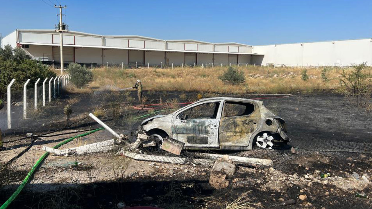 İzmir’de kaza yapan araçta çıkan yangın otluk alana sıçradı