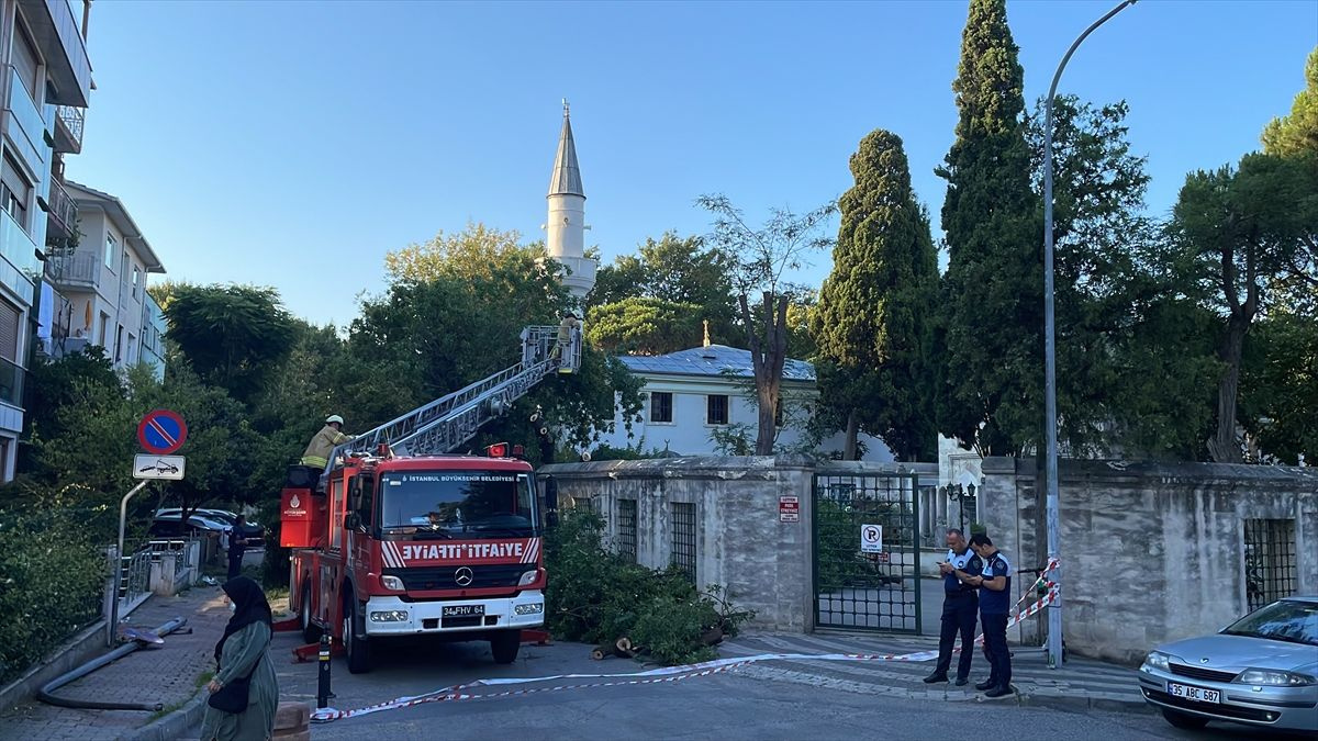 Üsküdar'daki tarihi camide panik anları! Gürültüyü duyan telefona sarıldı