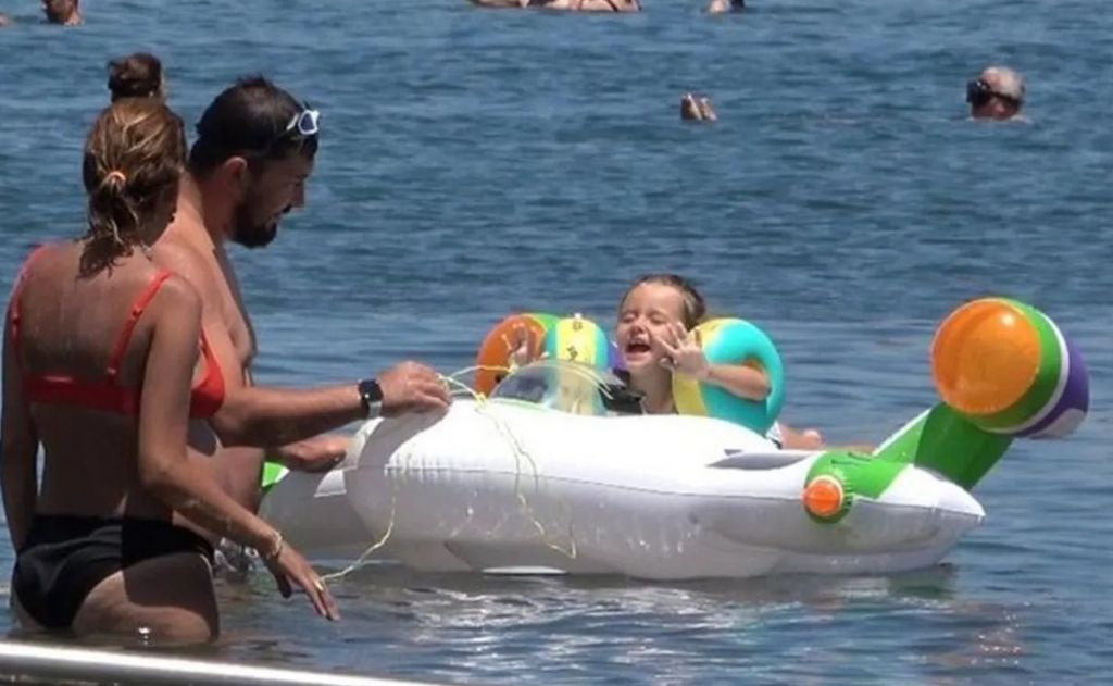 İkinci bebeğini bekleyen Seda Bakan halk plajında görüntülendi