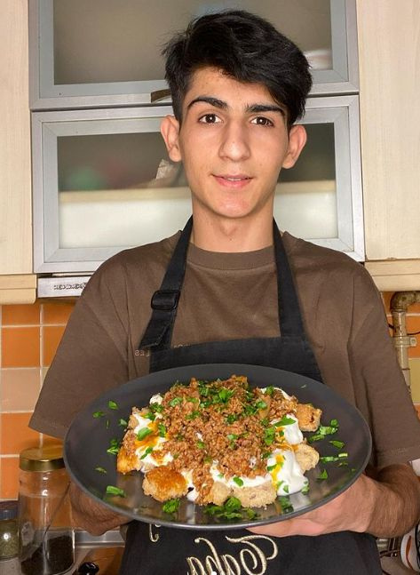 Eski mutfağında yaptığı yemeklerle fenomen olan Taha Duymaz'ın aylık kazancı dudak uçuklattı!