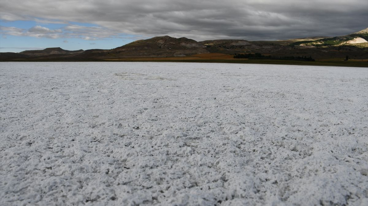 Küresel ısınmanın işareti Sivas'ta çıktı! Kuruyan gölün yüzeyini buz tabakası sardı