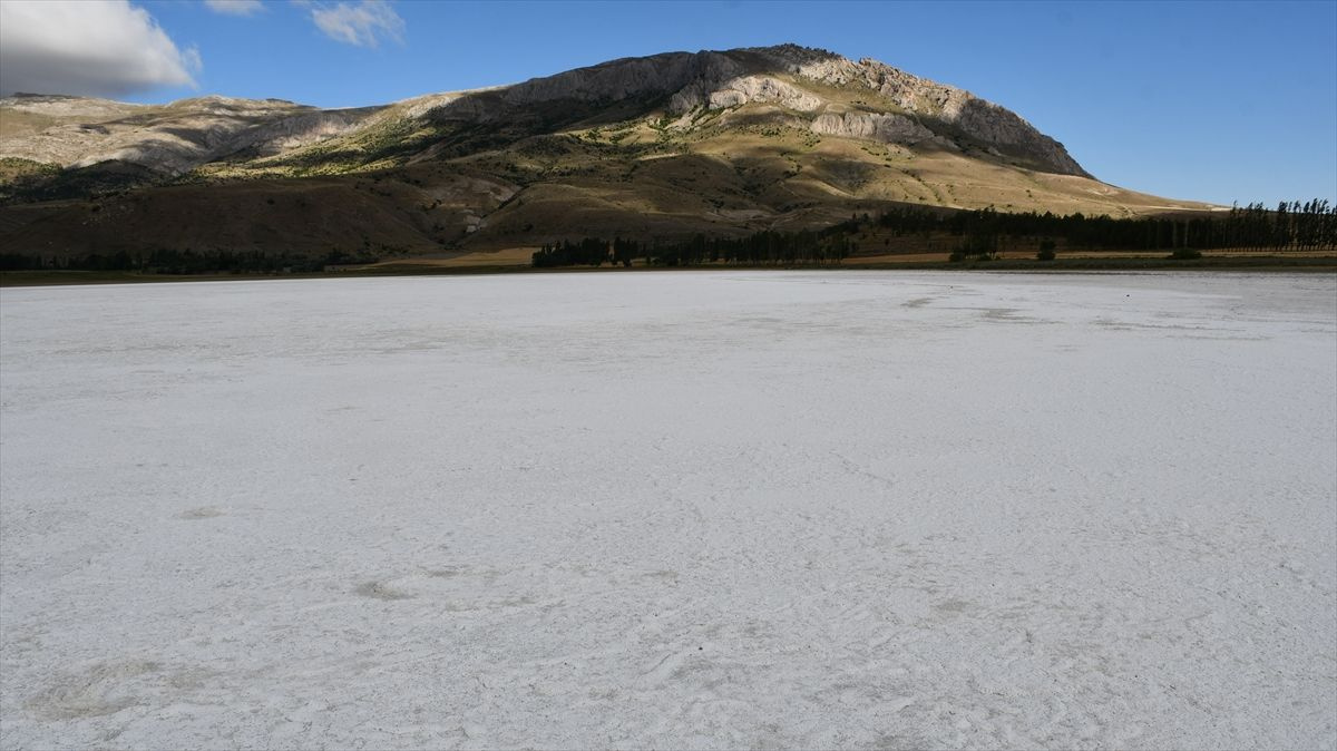 Küresel ısınmanın işareti Sivas'ta çıktı! Kuruyan gölün yüzeyini buz tabakası sardı