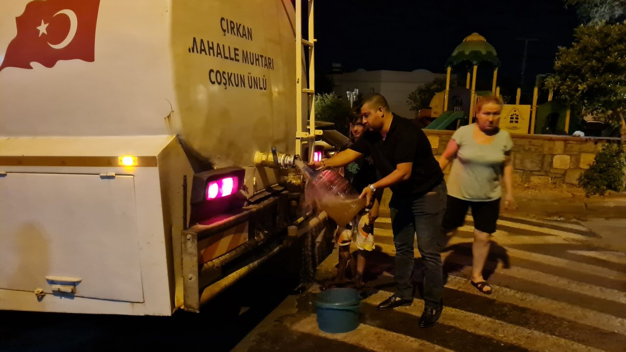 Turizm cenneti Bodrum'da sefalet! Sular kesildi muhtar tankerle su dağıttı işte o görüntüler