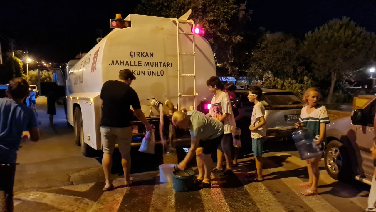 Turizm cenneti Bodrum'da sefalet! Sular kesildi muhtar tankerle su dağıttı işte o görüntüler