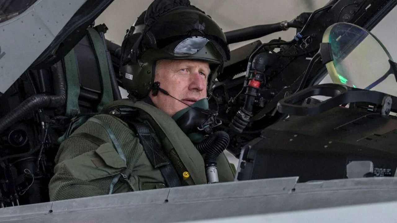 Boris Johnson savaş uçağı kullandı! İngiliz basını alay etti