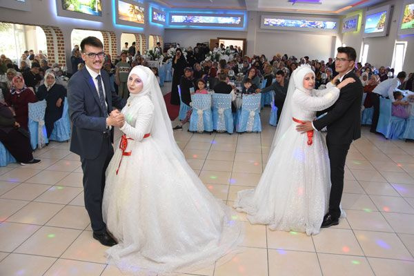 Ailelerinin hayali gerçek oldu! İkiz kız kardeşler ikizlerle evlendi çifte düğün yaptı