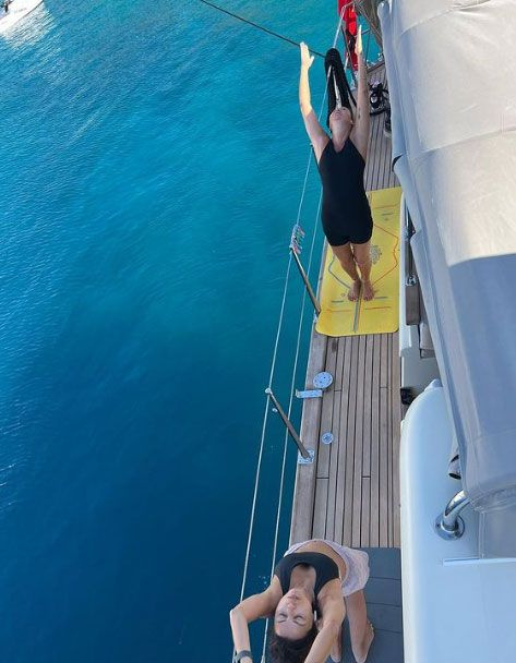 Oyuncu Pınar Altuğ teknede amuda kalktı, o pozlar sosyal medyayı salladı!