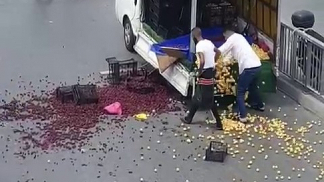Seyyar satıcı polise kızıp meyvelerini yere saçtı: “İkinci kez arabamızı bağladılar”