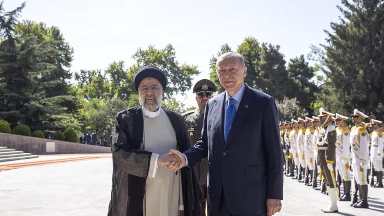 Tahran'da kritik 3'lü zirve: Cumhurbaşkanı Erdoğan resmi törenle karşılandı
