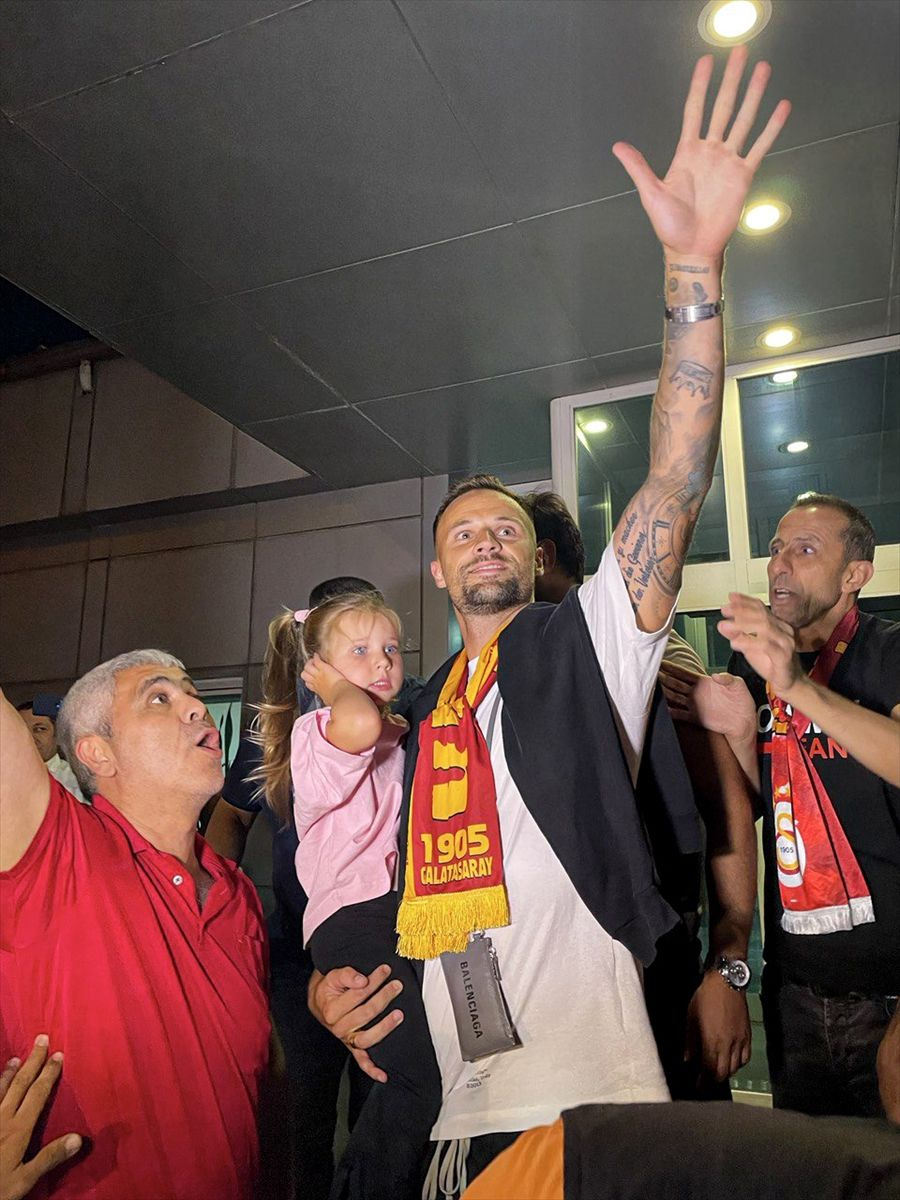 Galatasaray'ın yeni transferi İstanbul'da! Golcü Haris Seferovic sakat sakat mı geldi?