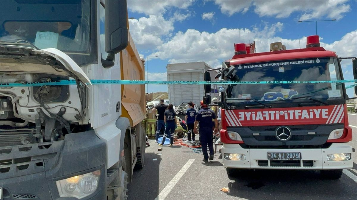 Başakşehir'de kaza! Ölen var görüntüler korkunç duran kamyona çarptı