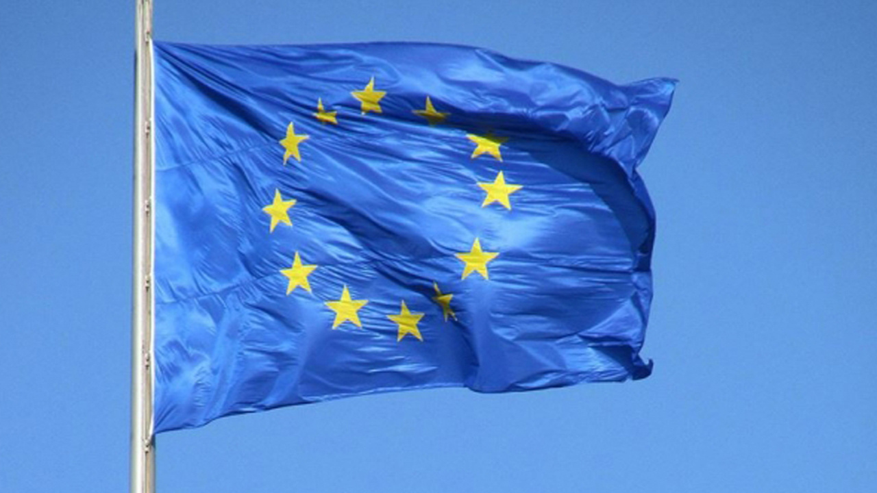 Arnavutluk, Avrupa Birliği bayrağını göndere çekti