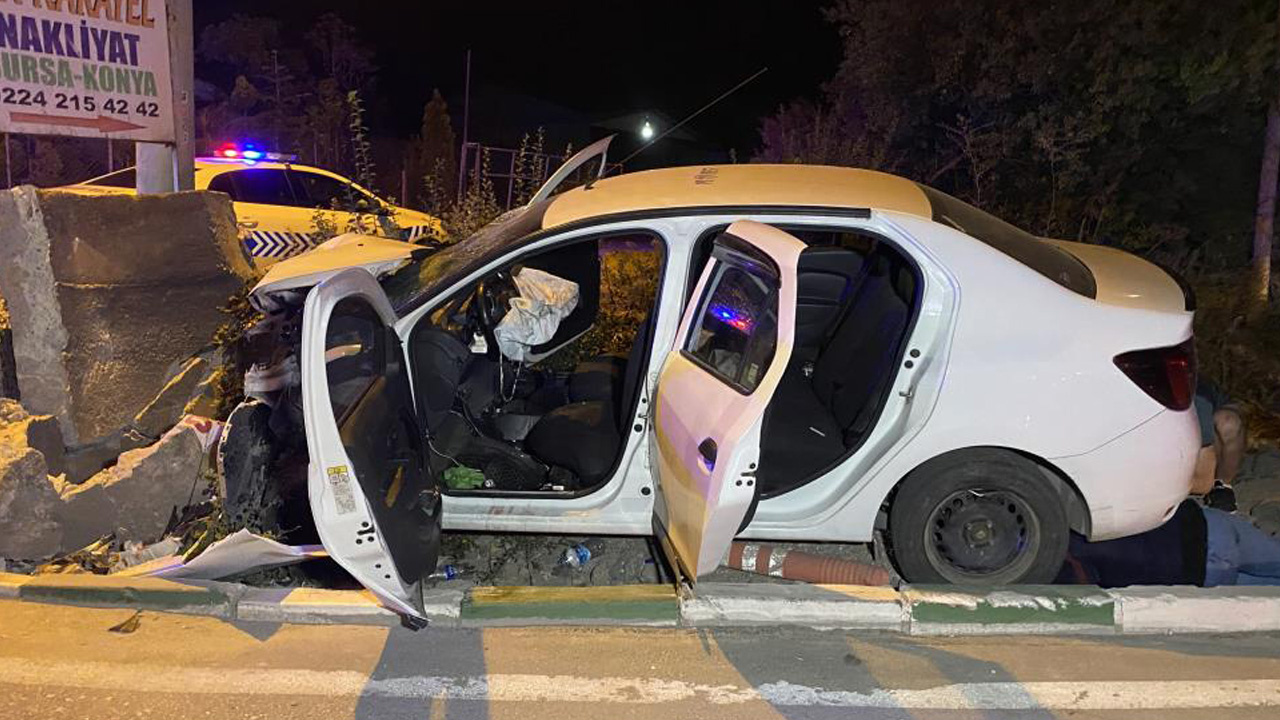 Bursa'da ölümlü kaza! Refüje çarpan araç hurdaya döndü