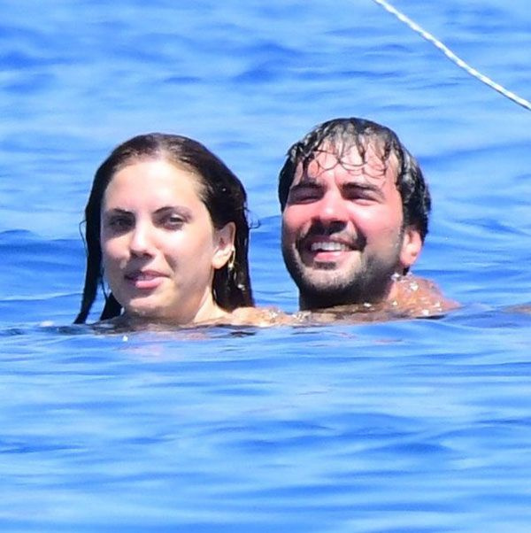 Yasak Elma'nın Yıldız'ı Eda Ece basketbolcu sevgilisi ile tatile çıktı, denizde şakalandı!