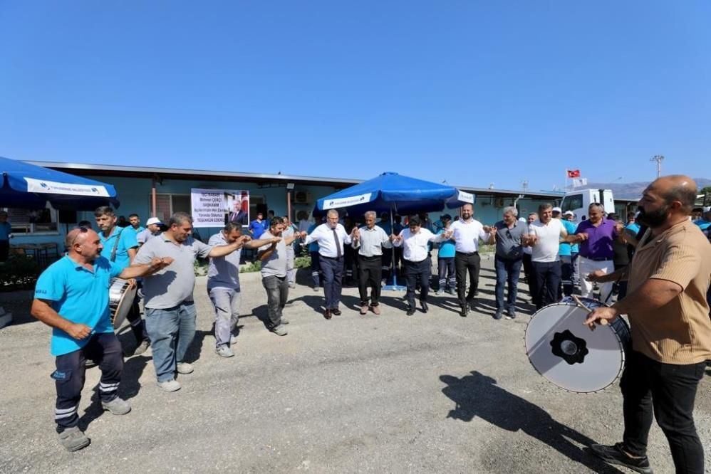 Yüzde 78 zam alan belediye işçileri Manisa'da başkanı davul zurnayla karşıladılar