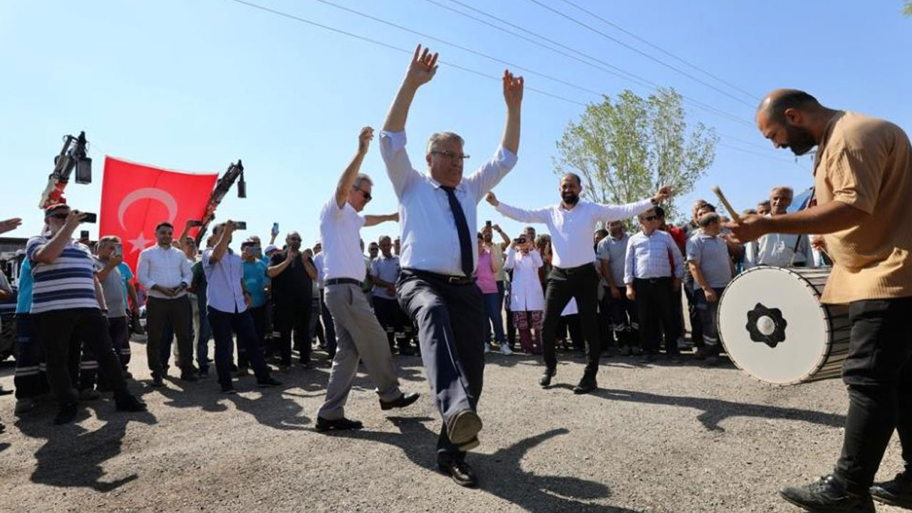 Yüzde 78 zam alan belediye işçileri Manisa'da başkanı davul zurnayla karşıladılar