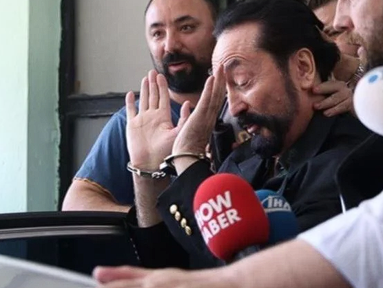 Adnan Oktar'a erotik fotoğraflar! Mürit Duygu Polat'ın mektubu harekete geçirdi