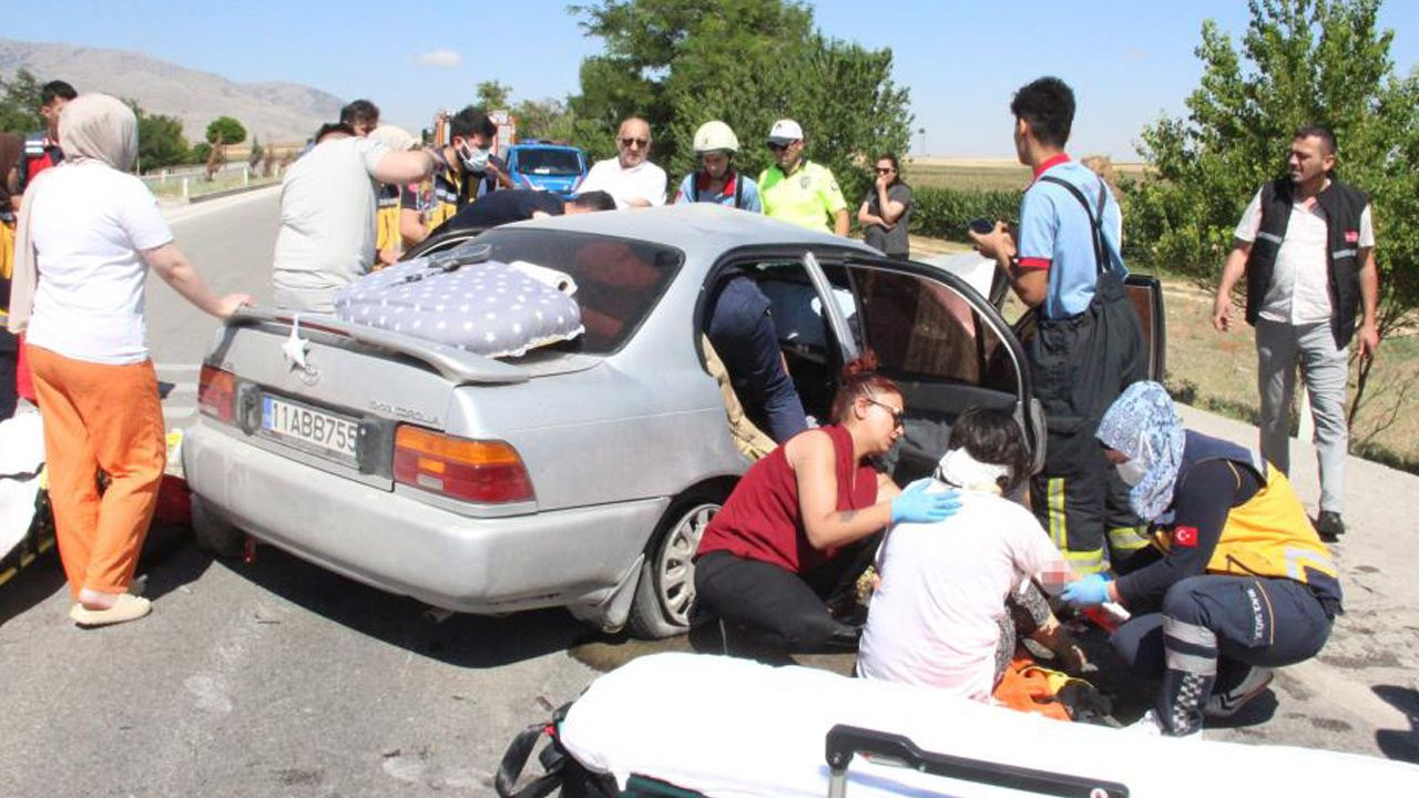 Karaman-Konya karayolunda can pazarı! Otomobil tıra çarptı 3 ağır yaralı var biri bebek