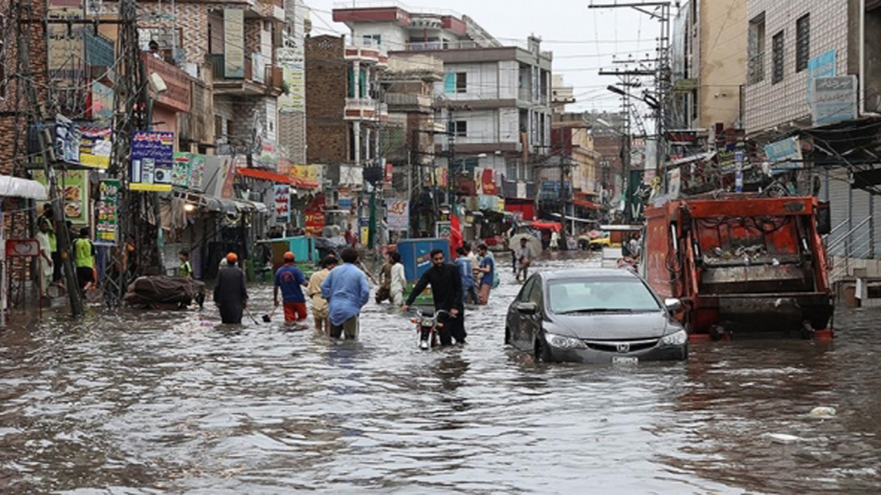 Pakistan'da şiddetli yağışlar nedeniyle hayatını kaybedenlerin sayısı 90'a çıktı