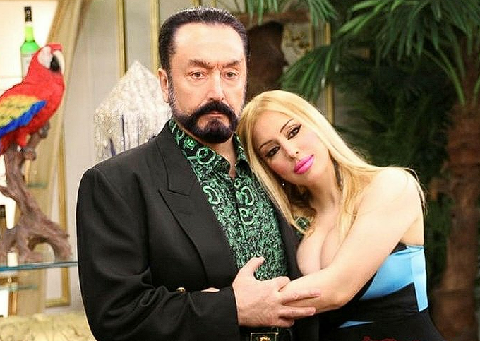 Adnan Oktar'a erotik fotoğraflar! Mürit Duygu Polat'ın mektubu harekete geçirdi