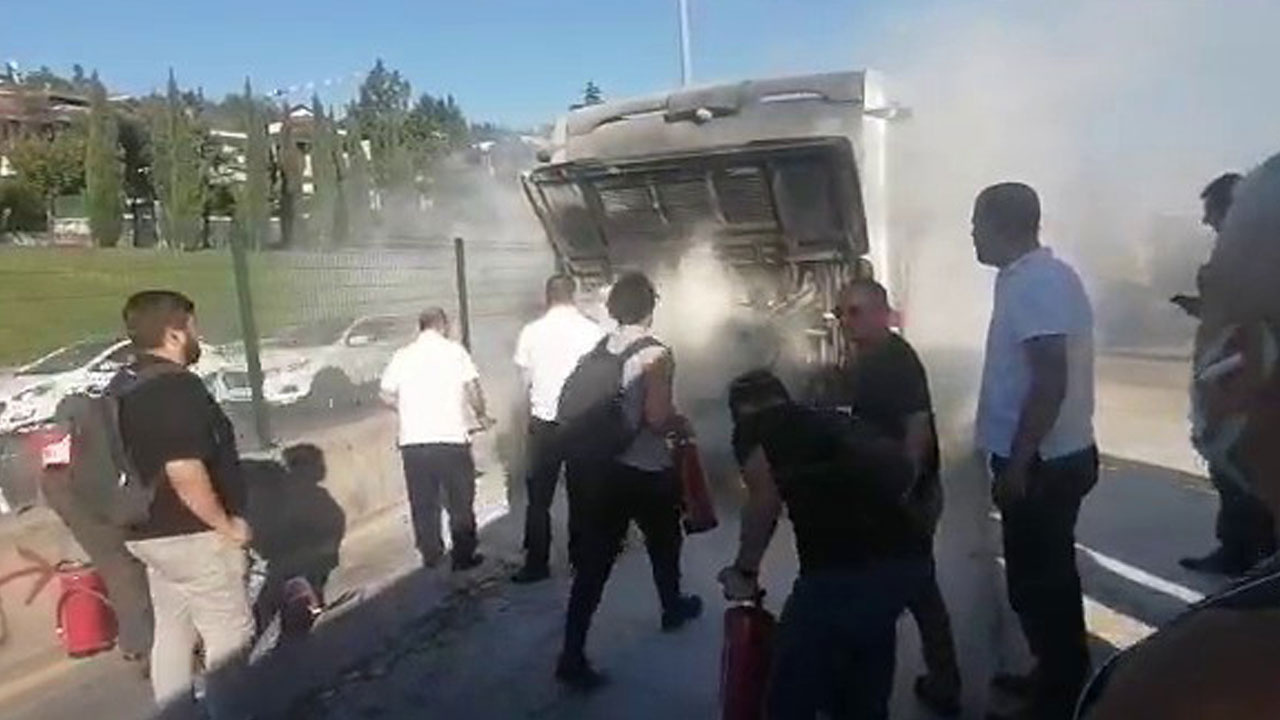 Kadıköy'de metrobüste korku dolu anlar: Yolcular panikle dışarı atladı