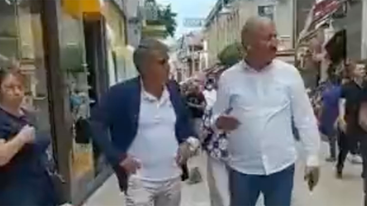 Şenol Güneş çarşıda gezerken durup kavga seyretti! O anlar sosyal medyayı salladı